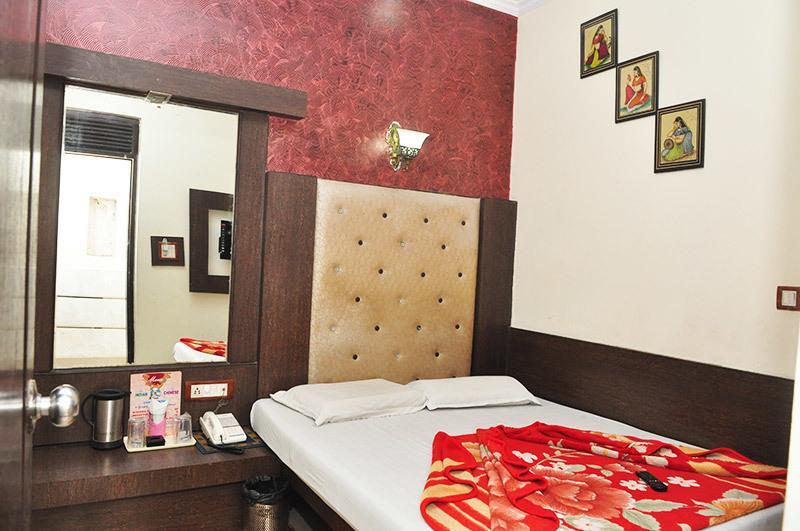 Hotel Shiv Palace Nova Deli Quarto foto
