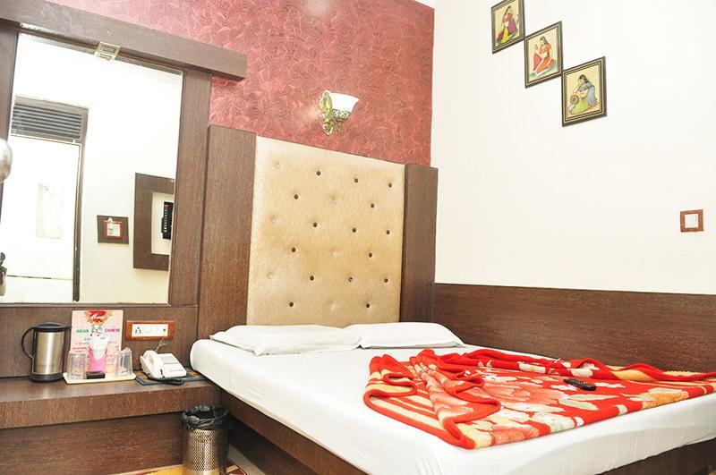 Hotel Shiv Palace Nova Deli Quarto foto